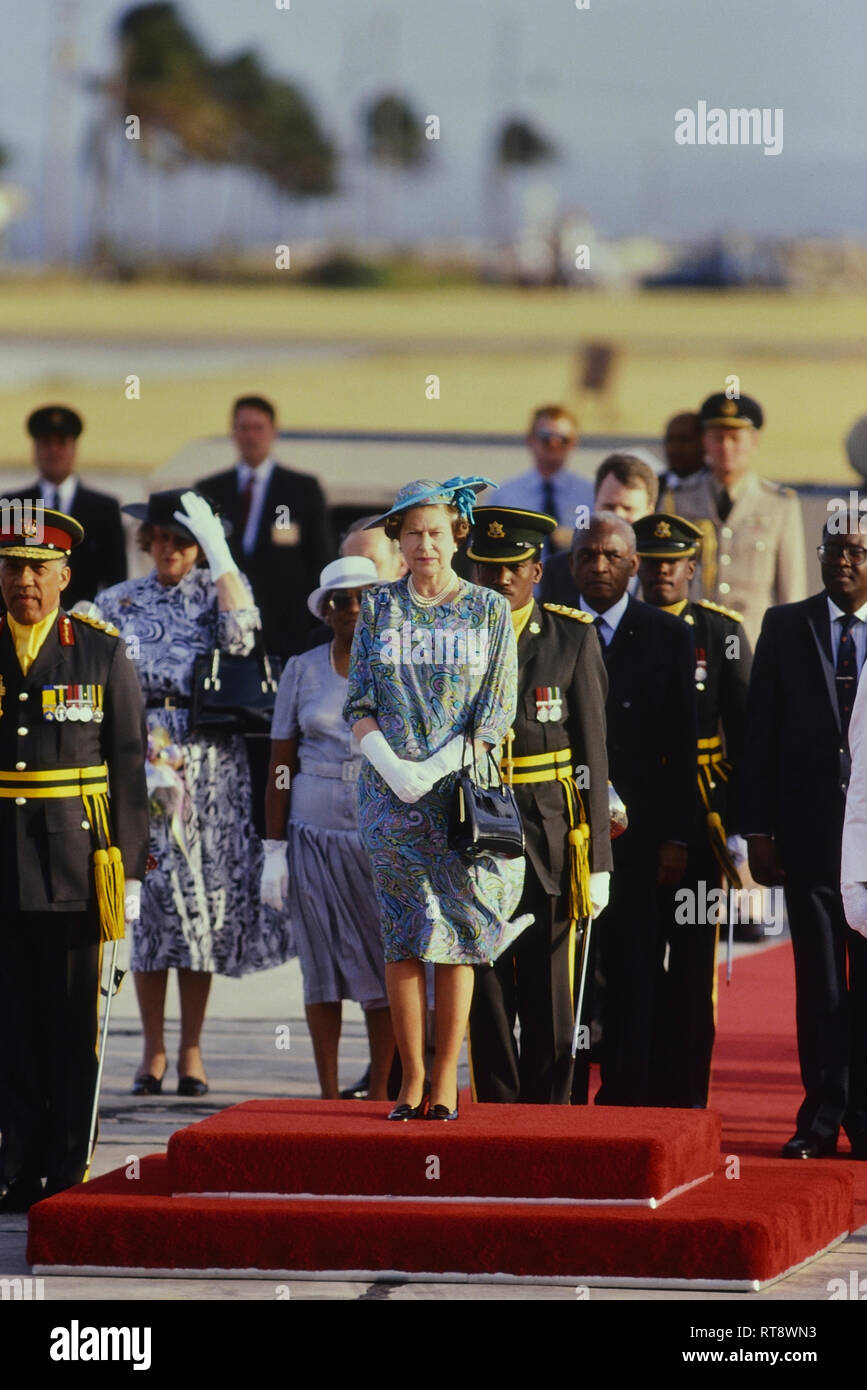 Königin Elizabeth II. auf dem roten Teppich nach der Ankunft in Barbados für eine königliche Tour 8. bis 11. März 1989 Stockfoto