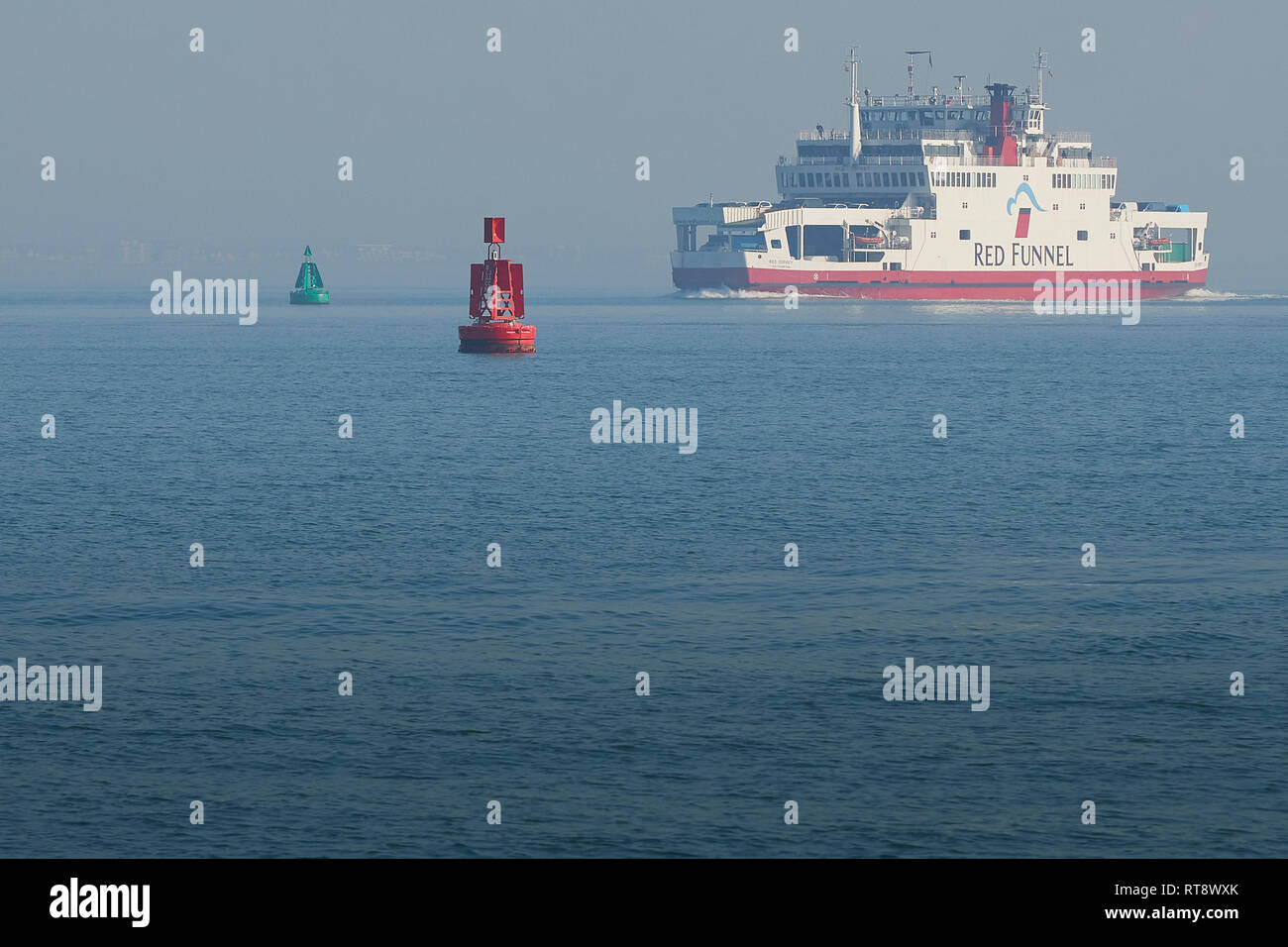 Die Red Funnel Fähren, Autofähre (Fahrzeuge Fähre), RED OSPREY, hinterlässt eine Bank von Meer Nebel, wie Sie Ansätze der Southampton Hafen tiefe Wasser Kanal. Stockfoto