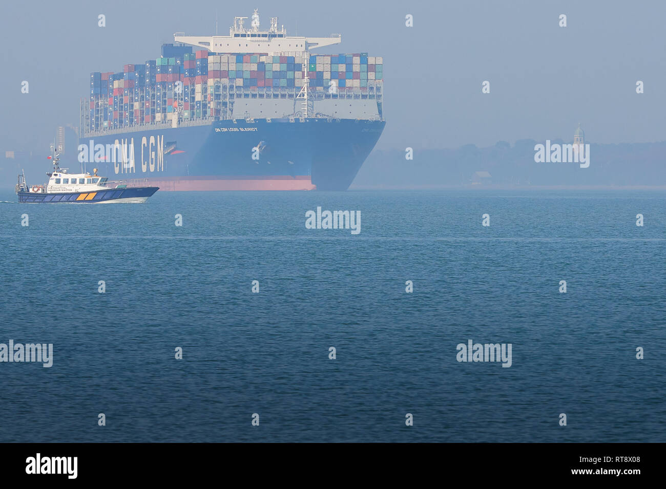 Die 400 Meter, ultra-large Container schiff, CMA CGM LOUIS BLERIOT, Abfahrt im Hafen von Southampton, einem wartenden Piloten starten im Vordergrund. UK. Stockfoto