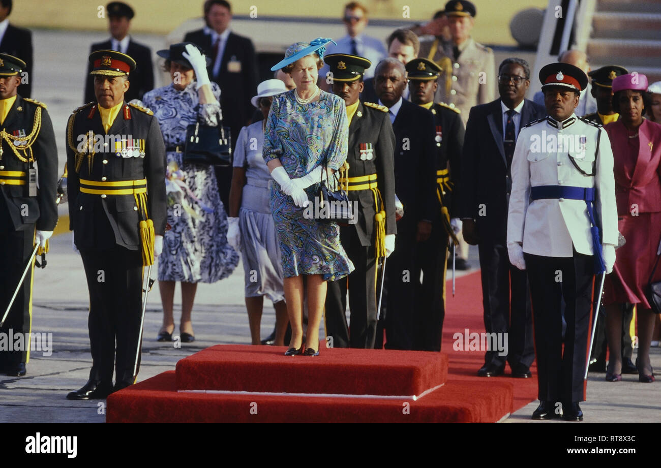 Königin Elizabeth II. auf dem roten Teppich nach der Ankunft in Barbados für eine königliche Tour 8. bis 11. März 1989 Stockfoto