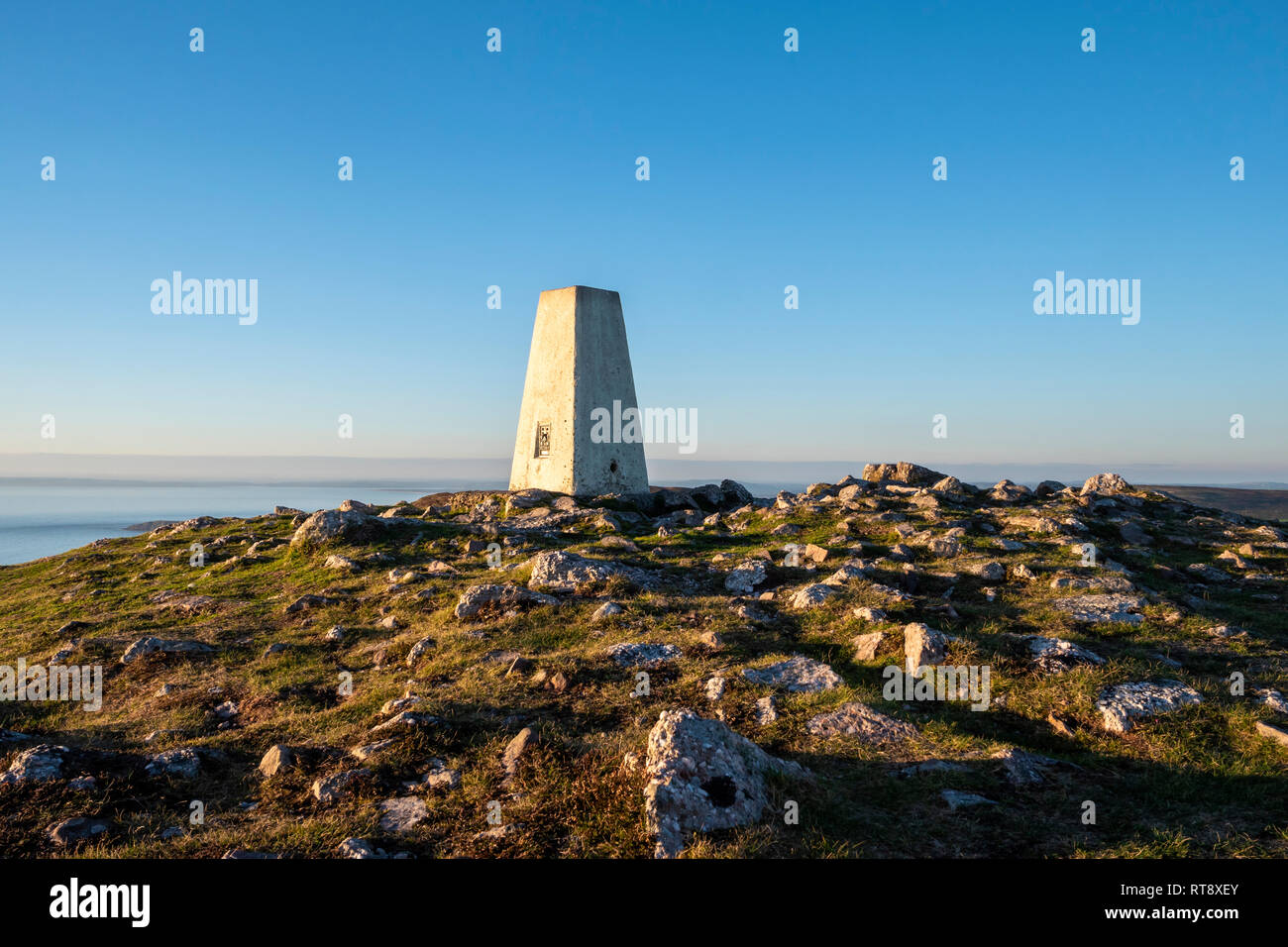 Trig Point in Rhossili Downs oben Rhossili Bay Gower Swansea Wales Stockfoto