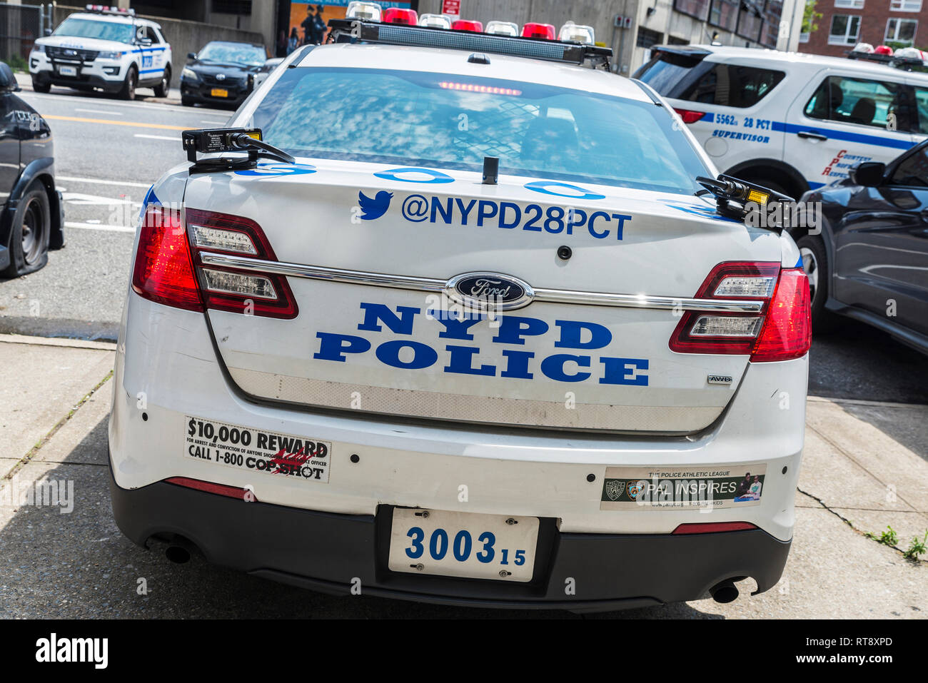 New York City, USA - 28. Juli 2018: Polizei Auto auf der Straße mit dem Logo der NYPD in Harlem, Manhattan, New York City, USA geparkt Stockfoto