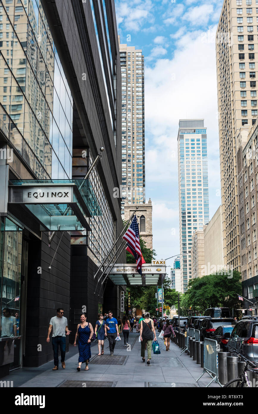 New York City, USA - 28. Juli 2018: die Straße mit Menschen und Verkehr in Manhattan, New York City, USA Stockfoto