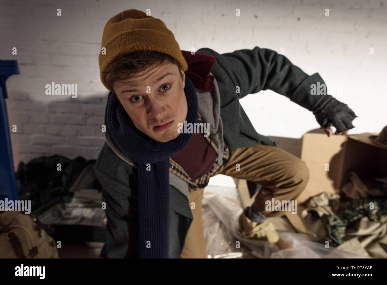 Betrunken süchtig Obdachloser an Kamera suchen Stockfoto