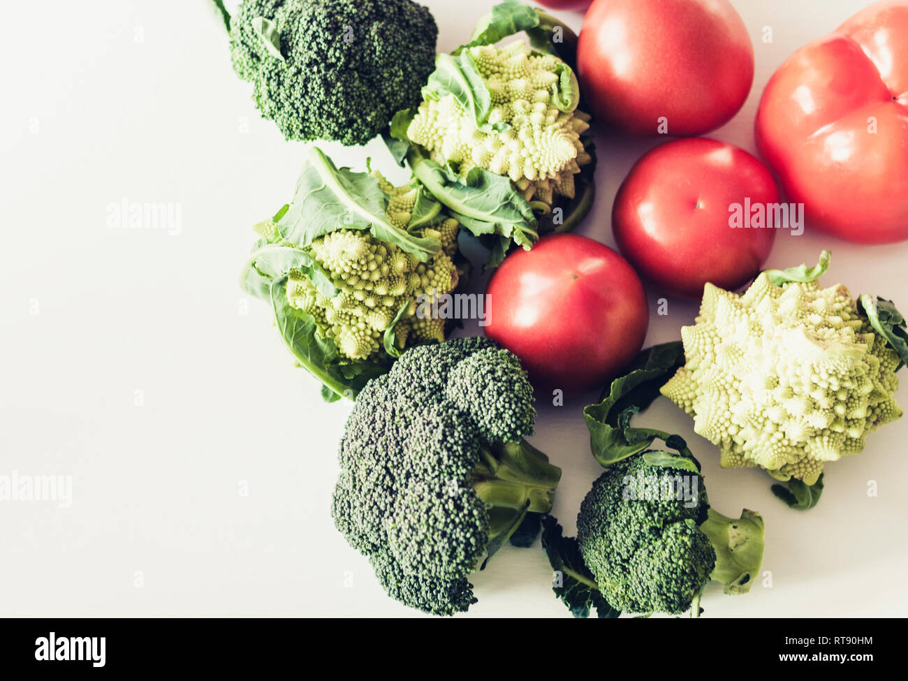 Auf Basis pflanzlicher Rohkost Gemüse der Saison Hintergrund, veganes Essen Zutaten zum Kochen, Ansicht von oben Stockfoto