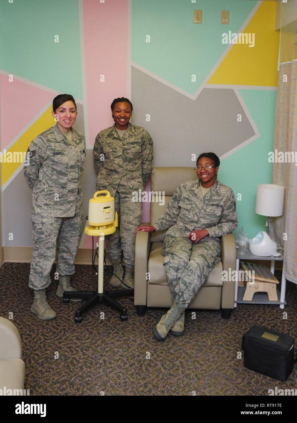 Flieger vom 90. Medizinische Gruppe posieren für ein Foto in der neuen Klinik Pumpen und stillen Zimmer im 90 MDG-Klinik auf ZB. Warren AFB, Jan. 25, 2019. Stockfoto