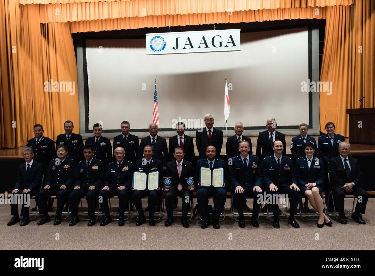 Flieger von der Japan Air Verteidigung-kraft Naha Air Base und 18 U.S. Air Force Wing posieren für Gruppenfoto mit Japan-America Air Force Goodwill Mitglieder nach dem 2018 JAAGA Preisverleihung am 31. Januar 2019, in Naha, Japan. Führung von Naha Air Base und die 18 Flügel kamen zusammen, um die Leistungen ihrer Japan-America Air Force Goodwill Verband Preisträger und die Bedeutung der Partnerschaft im Jahr 2018 JAAGA Preisverleihung zu erkennen. Stockfoto