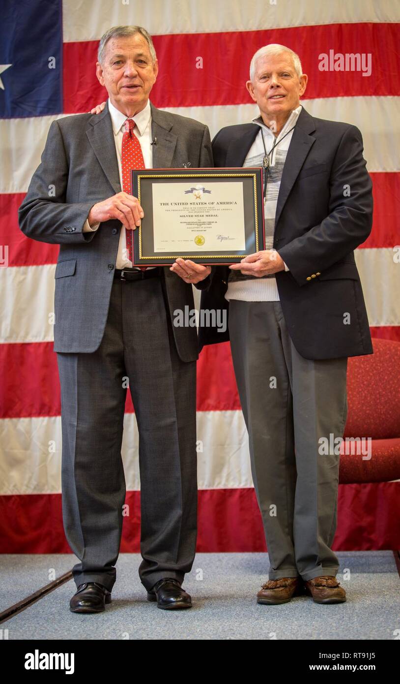 Pensionierte Maj. Edward F. Wright (links) und pensionierte Generalmajor John bewundern (rechts) posieren für ein Foto bei Portland, Erz, Feb 1, 2019. Wright wurde die Medaille für seine Aktionen am 12.08.21, 1967, vergeben, wenn er eine Eingreiftruppe gegen die Nordvietnamesen Kräfte, hatten eine Armee Konvoi in einen Hinterhalt geraten und nach unten Relief kraft seines Unternehmens Commander festgesteckt geführt. Während der intensiven feindlichem Feuer, Wrights taktischen Fähigkeiten und Platzierung von Feuer ausgesetzt, seine Kraft zu stetig voraus und Rettung der belagerten Soldaten und Marines aktiviert. Wright war ein Leutnant mit Lima Company, 3.BATAILLON, 3. Marine dienen Stockfoto