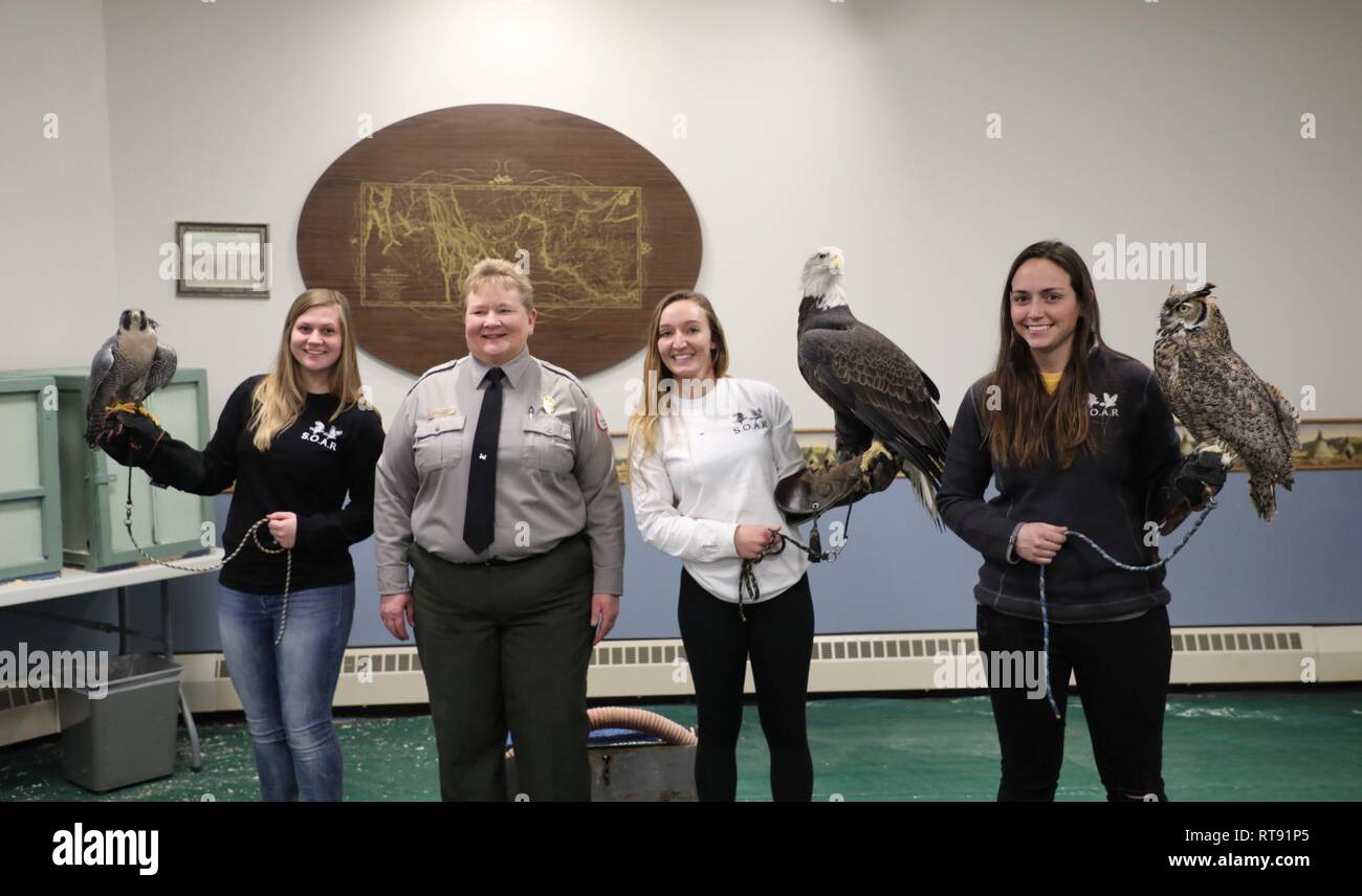 Das Bild ist Teil von Bildserien auf dem Gelände der Lewis & Clark und Gavins Point Dam als Teil der "Bald Eagle Tage USACE Hosts pro Jahr. Park Ranger Karla Zeutenhorst stellt Raptor rehabilitators Savanne Judson und Taylor Smith vom Speichern Unsere Vogelgrippe Ressourcen (S.O.A.R) und Alext Lynott mit den Sioux County Conservation Board von Iowa, die eine Demonstration, die eine Eule, ein wanderfalke und ein weißkopfseeadler Feb 3, 2019. Stockfoto