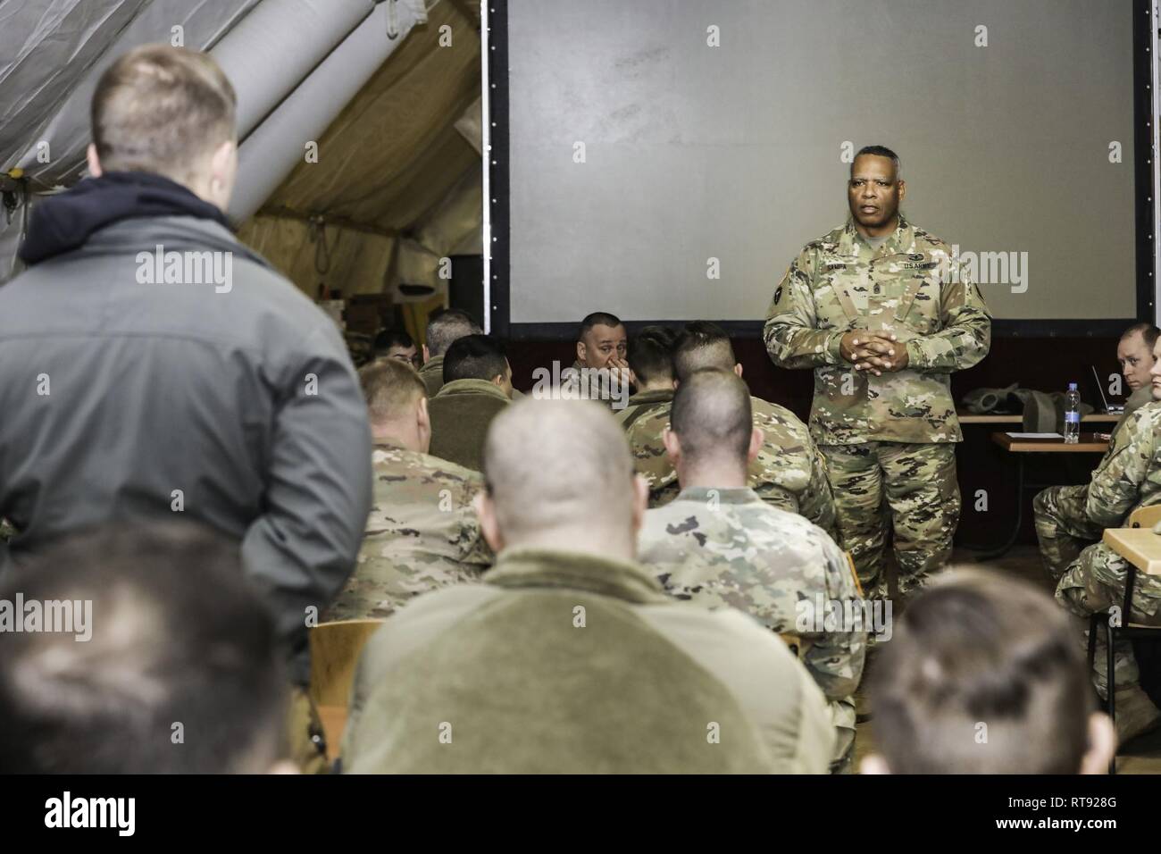 Command Sgt. Maj. John sampa beantwortet Fragen von der 278th Armored Cavalry Regiment Soldaten aus Tennessee an Yavoriv, Ukraine, Jan. 25. Stockfoto