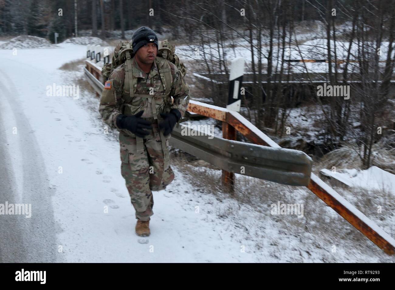 Us-Armee Sgt. Marcel Pugh, einem öffentlichen Angelegenheiten Mass Communication Specialist, die 382. öffentliche Angelegenheiten Abteilung zugewiesen, führt eine 12-Mile ruck März am Lager Aachen Ausbildung Bereich in Grafenwöhr, Deutschland, Jan. 25, 2018. Die 382 PAD abgeschlossen Die ruck-Marke Keith L. Ware Communications Awards Wettbewerb zu qualifizieren, während in den 1 Armored Brigade Combat Team angeschlossen, 1.Kavallerie Division während der Atlantischen Rotation in Europa lösen. Stockfoto