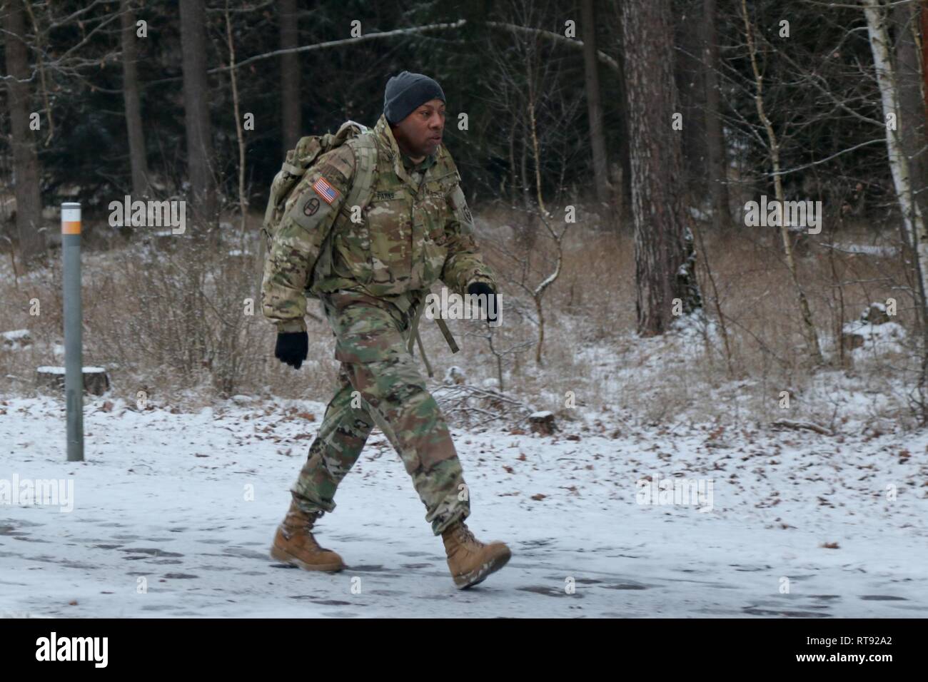 Us-Armee Maj. Ellis Parks, der Kommandant der 382. Öffentlichen Angelegenheiten Loslösung, beendet ein 12-Meile ruck März am Lager Aachen Ausbildung Bereich in Grafenwöhr, Deutschland, Jan. 25, 2018. Die 382 PAD abgeschlossen Die ruck-Marke Keith L. Ware Communications Awards Wettbewerb zu qualifizieren, während in den 1 Armored Brigade Combat Team angeschlossen, 1.Kavallerie Division während der Atlantischen Rotation in Europa lösen. Stockfoto