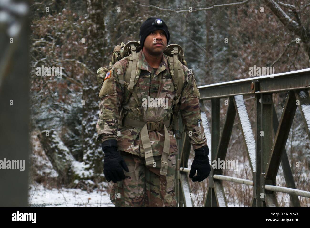 Us-Armee Sgt. Marcel Pugh, einem öffentlichen Angelegenheiten Mass Communication Specialist, die 382. öffentliche Angelegenheiten Abteilung zugeordnet, rundet die 12-Meilen-Zone ruck März am Lager Aachen Ausbildung Bereich in Grafenwöhr, Deutschland, Jan. 25, 2018. Die 382 PAD abgeschlossen Die ruck-Marke Keith L. Ware Communications Awards Wettbewerb zu qualifizieren, während in den 1 Armored Brigade Combat Team angeschlossen, 1.Kavallerie Division während der Atlantischen Rotation in Europa lösen. Stockfoto