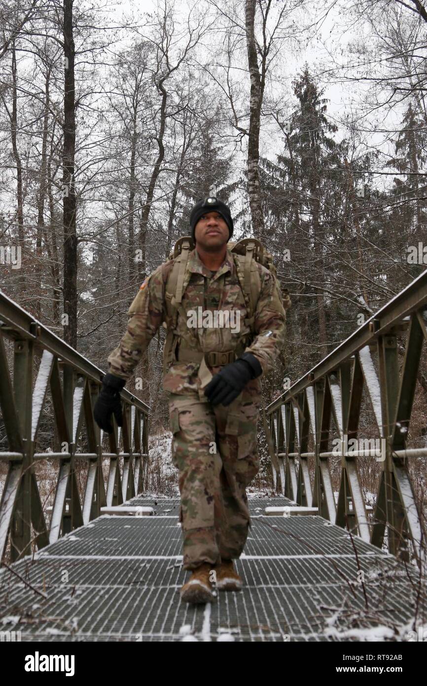 Us-Armee Sgt. Marcel Pugh, einem öffentlichen Angelegenheiten Mass Communication Specialist, die 382. öffentliche Angelegenheiten Abteilung zugewiesen, führt eine 12-Mile ruck März am Lager Aachen Ausbildung Bereich in Grafenwöhr, Deutschland, Jan. 25, 2018. Die 382 PAD abgeschlossen Die ruck-Marke Keith L. Ware Communications Awards Wettbewerb zu qualifizieren, während in den 1 Armored Brigade Combat Team angeschlossen, 1.Kavallerie Division während der Atlantischen Rotation in Europa lösen. Stockfoto
