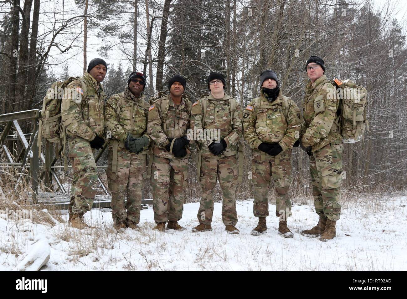 Soldaten der 382. Öffentlichen Angelegenheiten Abteilung zugewiesen, gemeinsam nach einer 12-Meilen-Zone ruck März am Lager Aachen Ausbildung Bereich in Grafenwöhr, Deutschland, Jan. 25, 2018. Die 382 PAD abgeschlossen Die ruck-Marke Keith L. Ware Communications Awards Wettbewerb zu qualifizieren, während in den 1 Armored Brigade Combat Team angeschlossen, 1.Kavallerie Division während der Atlantischen Rotation in Europa lösen. Stockfoto