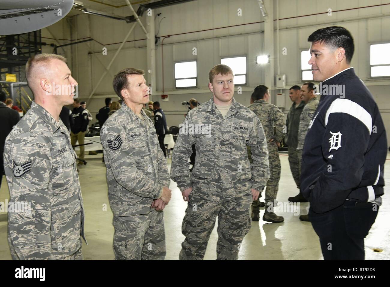 SELFRIDGE AIR NATIONAL GUARD BASE - Mitglied des Detroit Tiger Baseball Team Gespräche mit Piloten aus der 127 Wing an Selfridge Air National Guard Base, Mich., Jan. 25, 2019. Die Tiger waren, ihre jährlichen Winter Schwingen um die Detroit Region und bezahlt einen Anruf auf militärisches Personal bei Selfridge. Die Tiger Personal wurden die Minister über einige der Einsatzmöglichkeiten der Mitarbeiter bei Selfridge, darunter ein Spaziergang rund um Einer A-10 Thunderbolt II Flugzeuge an der Basis. Stockfoto