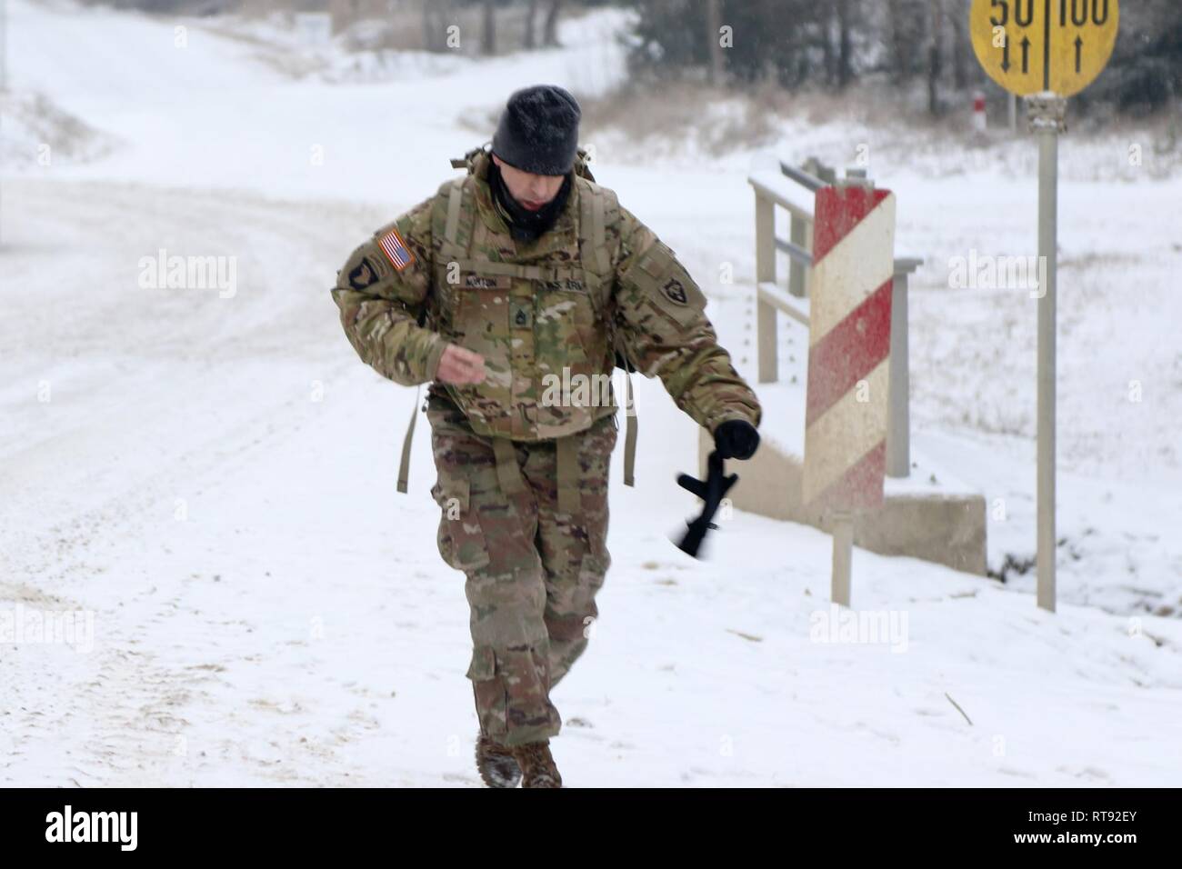 Us-Armee Sgt. 1. Klasse Craig Norton, die öffentlichen Angelegenheiten Unteroffizier, der 382 öffentlichen Angelegenheiten Loslösung, Spaziergänge an der Ziellinie nach einem 12-Meile ruck März am Lager Aachen Ausbildung Bereich in Grafenwöhr, Deutschland, Jan. 25, 2018. Die 382 PAD abgeschlossen Die ruck-Marke Keith L. Ware Communications Awards Wettbewerb zu qualifizieren, während in den 1 Armored Brigade Combat Team angeschlossen, 1.Kavallerie Division während der Drehung, die atlantischen Lösen in Europa. Stockfoto