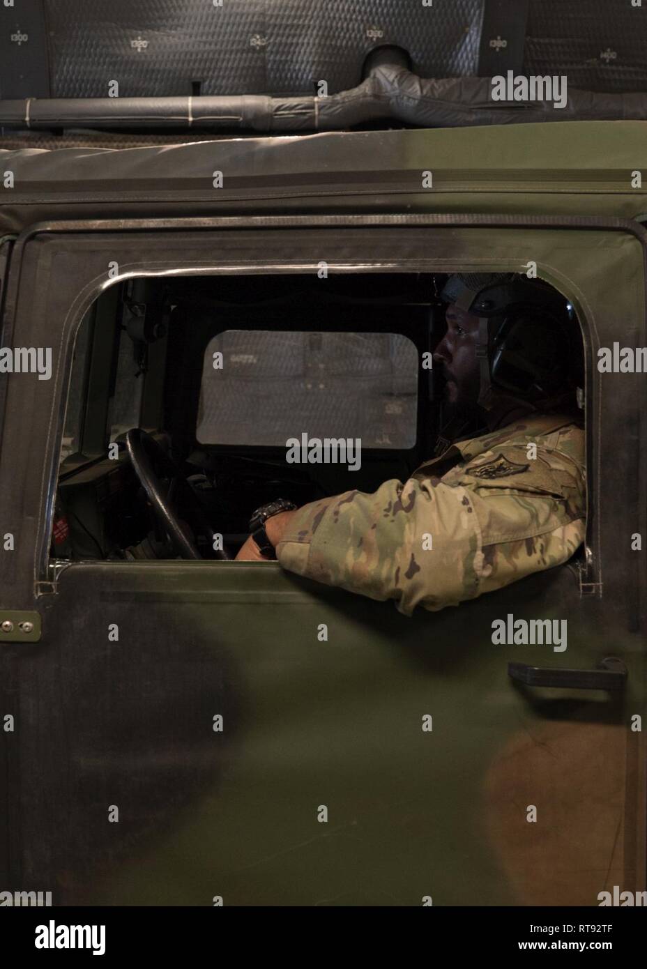 Eine Armee Soldat der 314. Der militärische Geheimdienst Bereitschaft Befehl bereitet auf Aus - ein Humvee Laden aus einer C-5 M Super Galaxie an kalaeloa Airport, HI, Januar 25, 2019, während der Übung Patriot Palm. Übung Patriot Palm ist eine gemeinsame-Übung von der Air Force Reserve, die Ersthelfer des Bundes, der Länder, der zu integrieren koordiniert, und die lokalen Agenturen und das Militär durch die Bereitstellung eines schnellen Antwort Ausbildung im Falle eines regionalen Not- oder Naturkatastrophen. Stockfoto