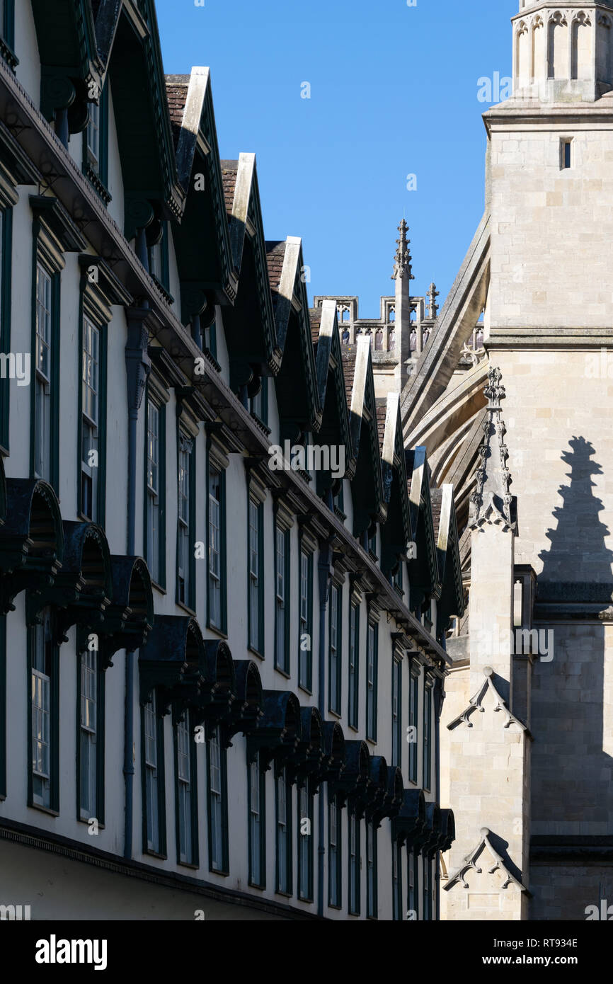 Giebel der Gebäude von Orange Grove, Bath, England Stockfoto