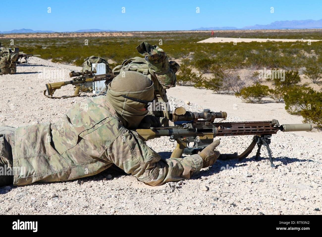 MCGREGOR Ausbildung komplexer, Fort Bliss, Texas - eine Infanterie Soldat zusammen mit 15 weiteren Soldaten zu Alpha Company, 4-17 Infanterie Bataillon, 1 Stryker Brigade Combat Team, 1st Armored Division, Brände runden die Palette mit der neu entwickelten Squad Designated Marksman Rifle (SDM-R), 31.01.25. Feedback von den Infanteristen unterstützen Programm Executive Office Soldat (PEO Soldat), eine Armee zu Feld und Ausrüstung für Soldaten entwickeln Durch die Koordinierung und die Zusammenarbeit mit Army Combat Arms Einheiten, Daten zu sammeln und die Korrekturen an den SDM-R, Weapon System verwendet und Stockfoto