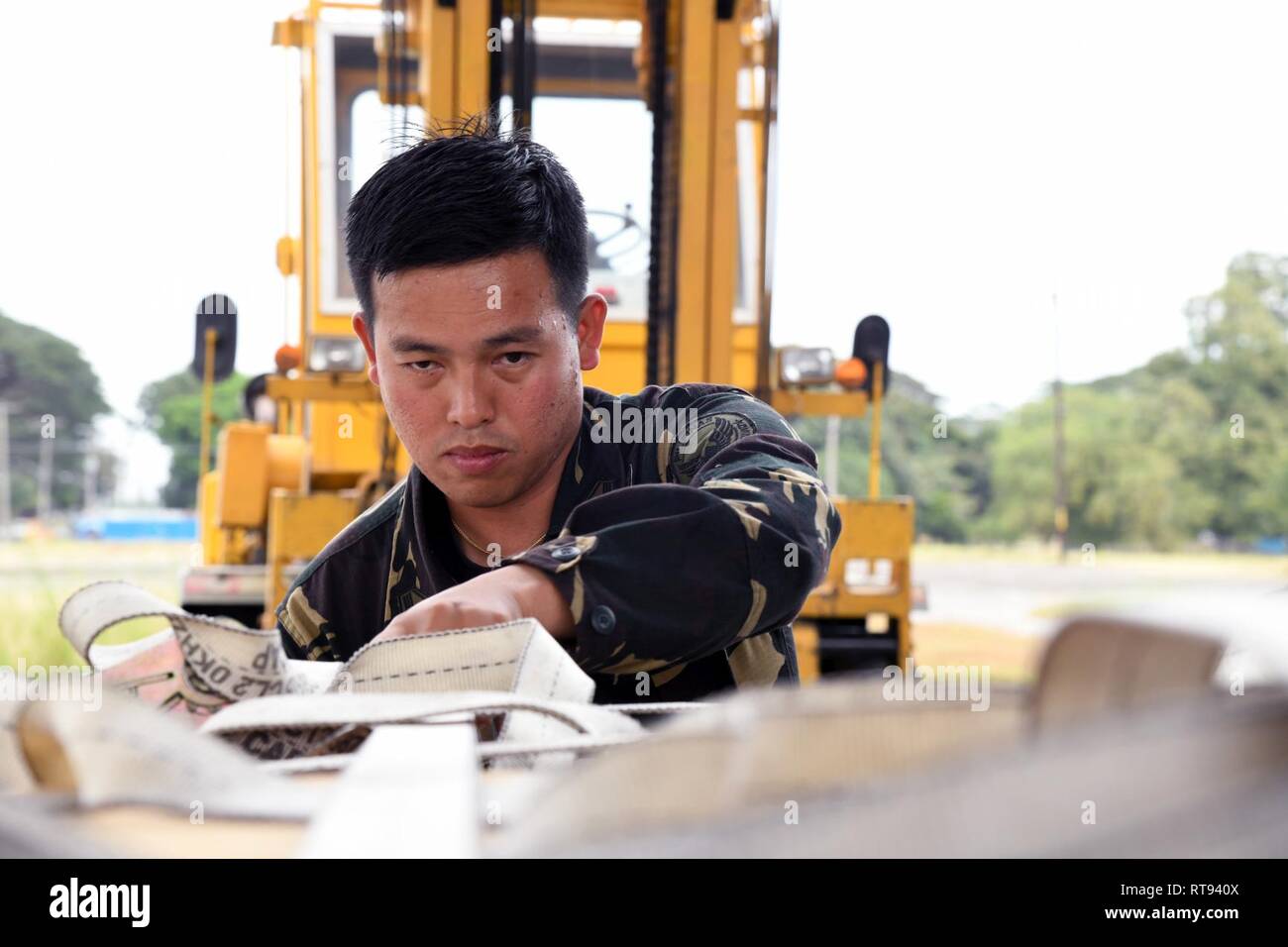 Philippine Air Force Staff Sgt. Michael Sabato, 442Nd Air Operations Squadron air terminal Operations, sichert eine Palette während der Bilateralen Luft bedingten Exchange-Philippines (BACE-P) im Cesar Basa Air Base, Philippinen, Jan. 22, 2019. Der Austausch ist der siebte Iteration der amerikanisch-philippinische Luft Kontingent von US Pacific Command gegründet und von der Zentrale pazifische Luftwaffen ausgeführt. Dieser Austausch fördern die Interoperabilität, bauen auf dem Fundament einer starken US-- der philippinische Allianz, und US-Engagement in der indopazifischen Region bekräftigen. Stockfoto