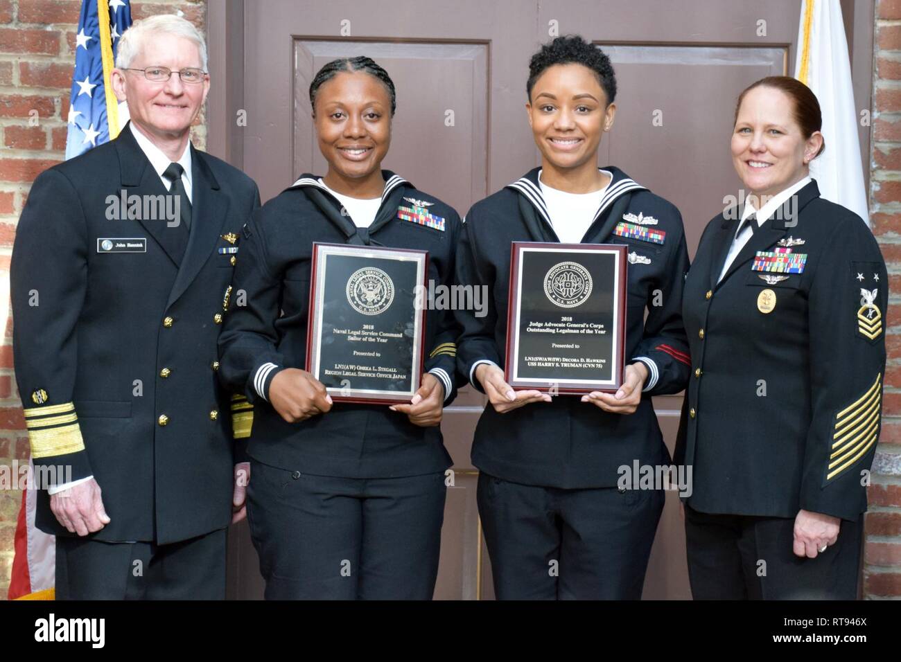 Führer von der Navy Judge Advocate General Gemeinschaft der hervorragende Service seiner Oberen geehrt Soldaten Matrosen während einer Zeremonie im Washington Navy Yard am 31.01.25. Legalman 1. Klasse Decora D. Hawkins - derzeit die USS Harry S. Truman (CVN 75) zugeordnet ist - war die 2018 Legalman des Jahres genannt. Oneka Legalman 1. Klasse L. Stegall - derzeit zu Region Legal Service Office Japan zugewiesen - war die 2018 Naval Legal Service (Befehl) NLSC Segler des Jahres genannt. Stockfoto