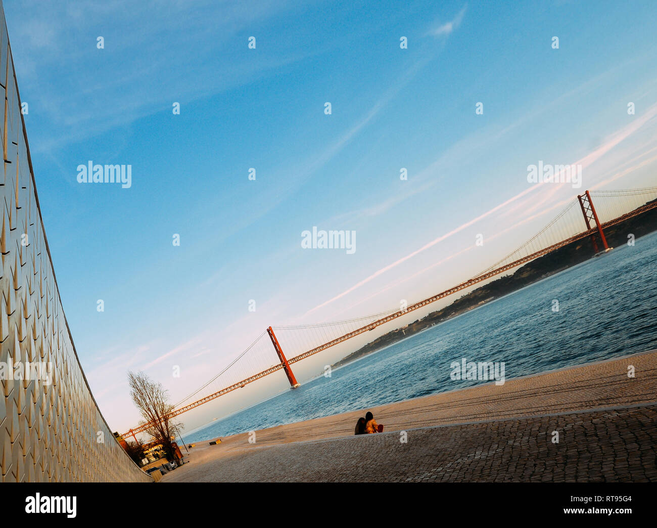 Ufer des Flusses Tejo in Lissabon, Portugal, 25. April Brücke und Rei Cristo - absichtlich schief Horizont Stockfoto