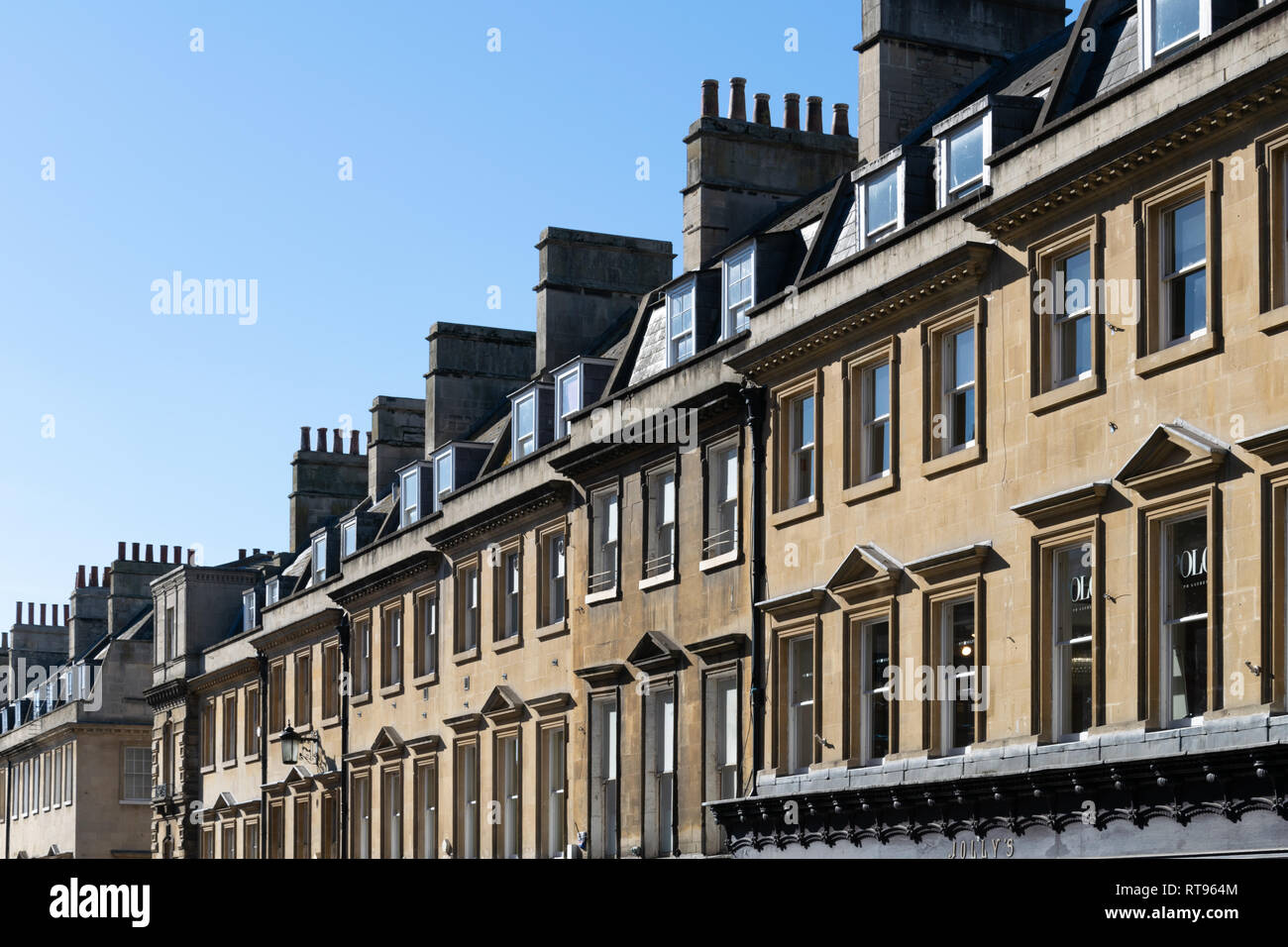 Blick auf die Dachlinie entlang der Milsom Street (South West Seite) einschließlich "Jollys' Kaufhaus Stockfoto