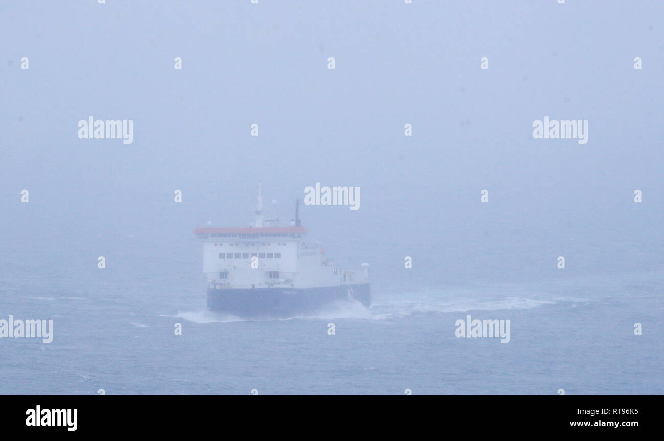 Die P&O European Seaway kommt durch den Nebel in Dover, Kent, wie das Wetter in den Kanal verschlechtert sich nach zwei Tagen Rekordtemperaturen. Stockfoto