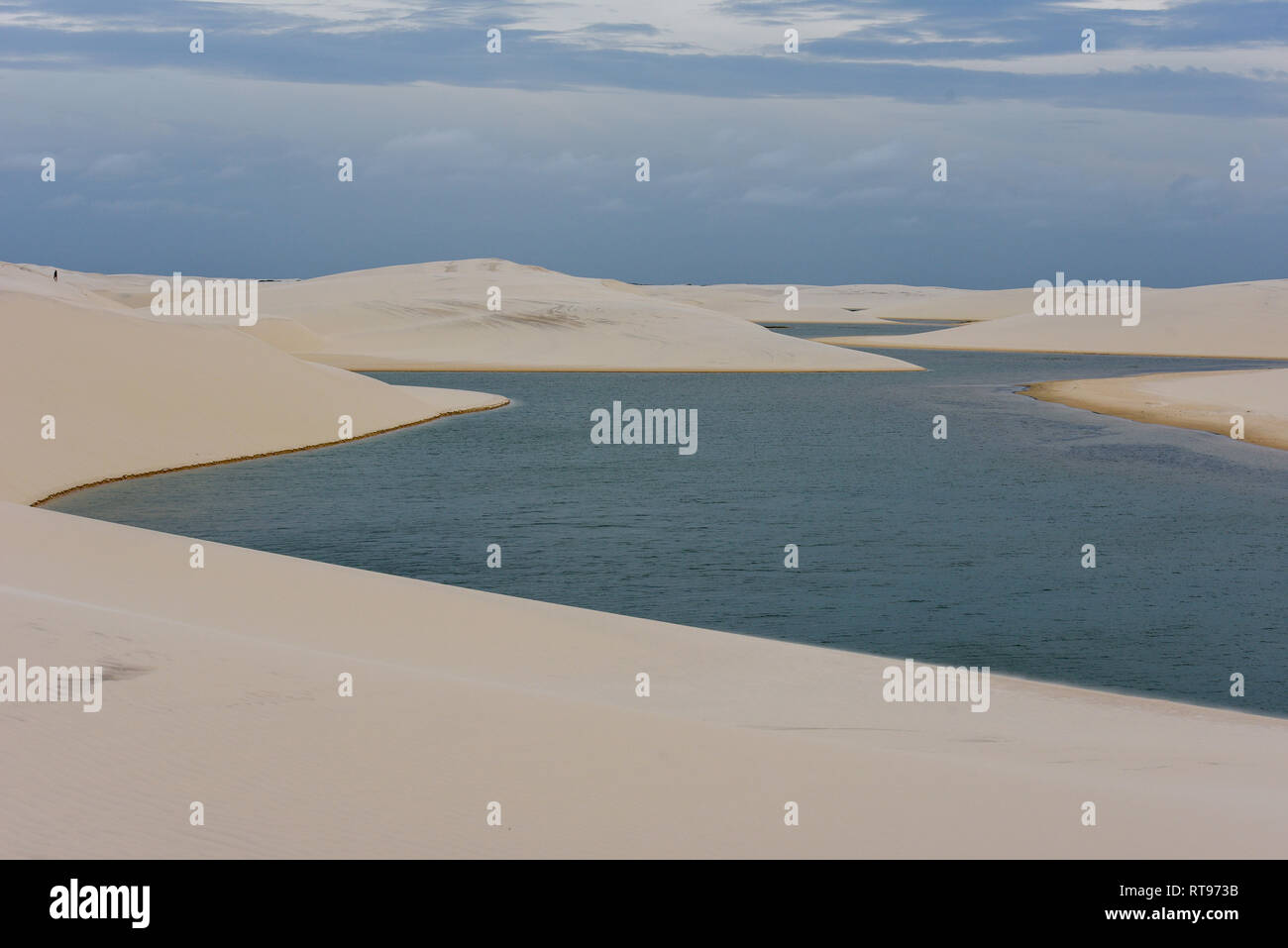 Lagune in der Mitte der Dünen bei Lencois Maranhenese Nationalpark in Brasilien Stockfoto
