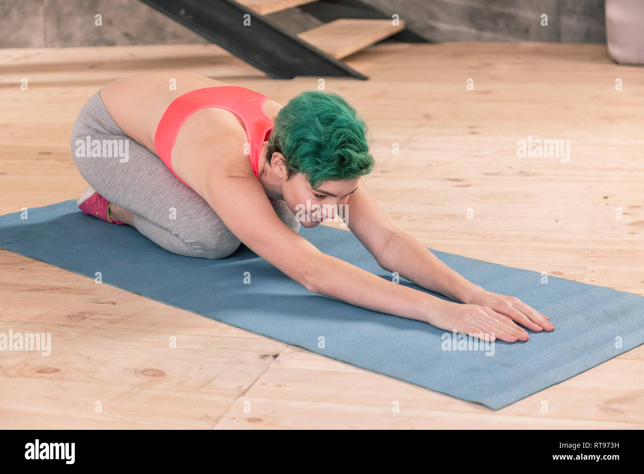 Sportlerin und Ihr Training beenden mit Körper Stretching Stockfoto