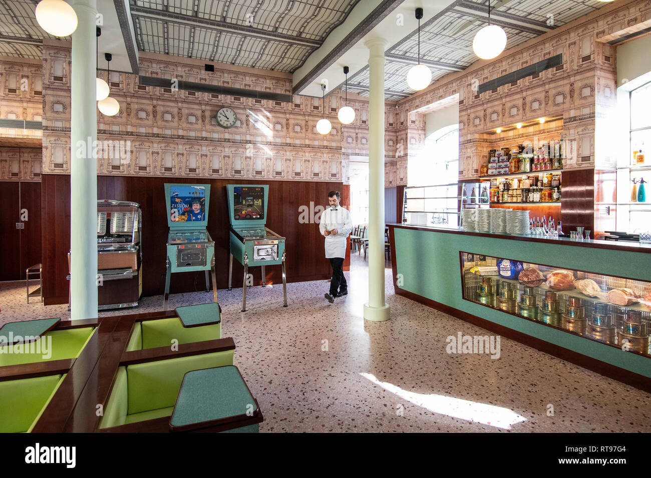 Retro - Interieur und Formica pastellfarbenen Möbeln an der Bar Luce, Wes Anderson inspirierte Bar und Cafe in der Fondazione Prada in Mailand, Italien Stockfoto