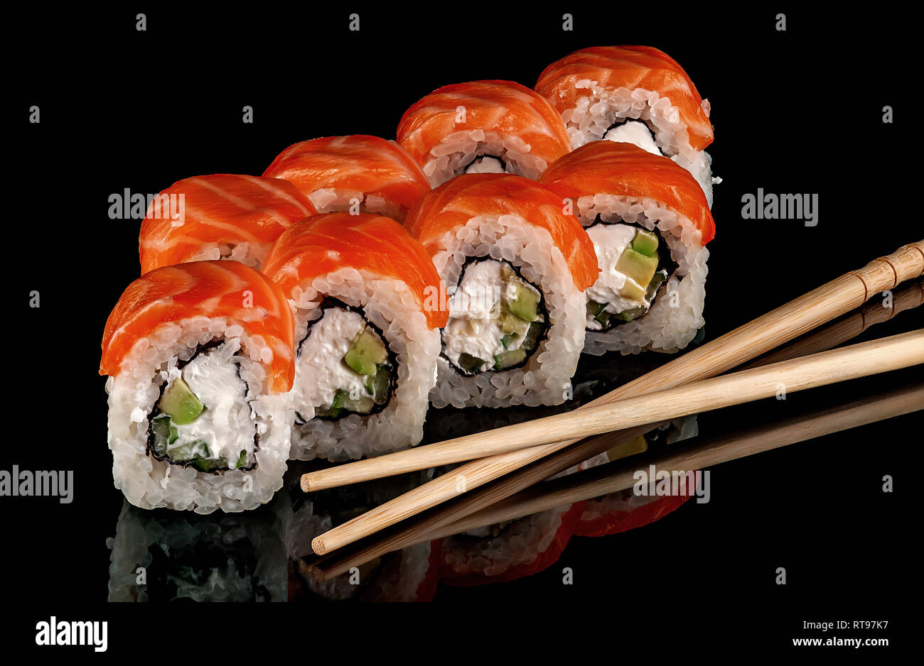 Sushi Rollen Philadelphia mit Stäbchen Stockfoto