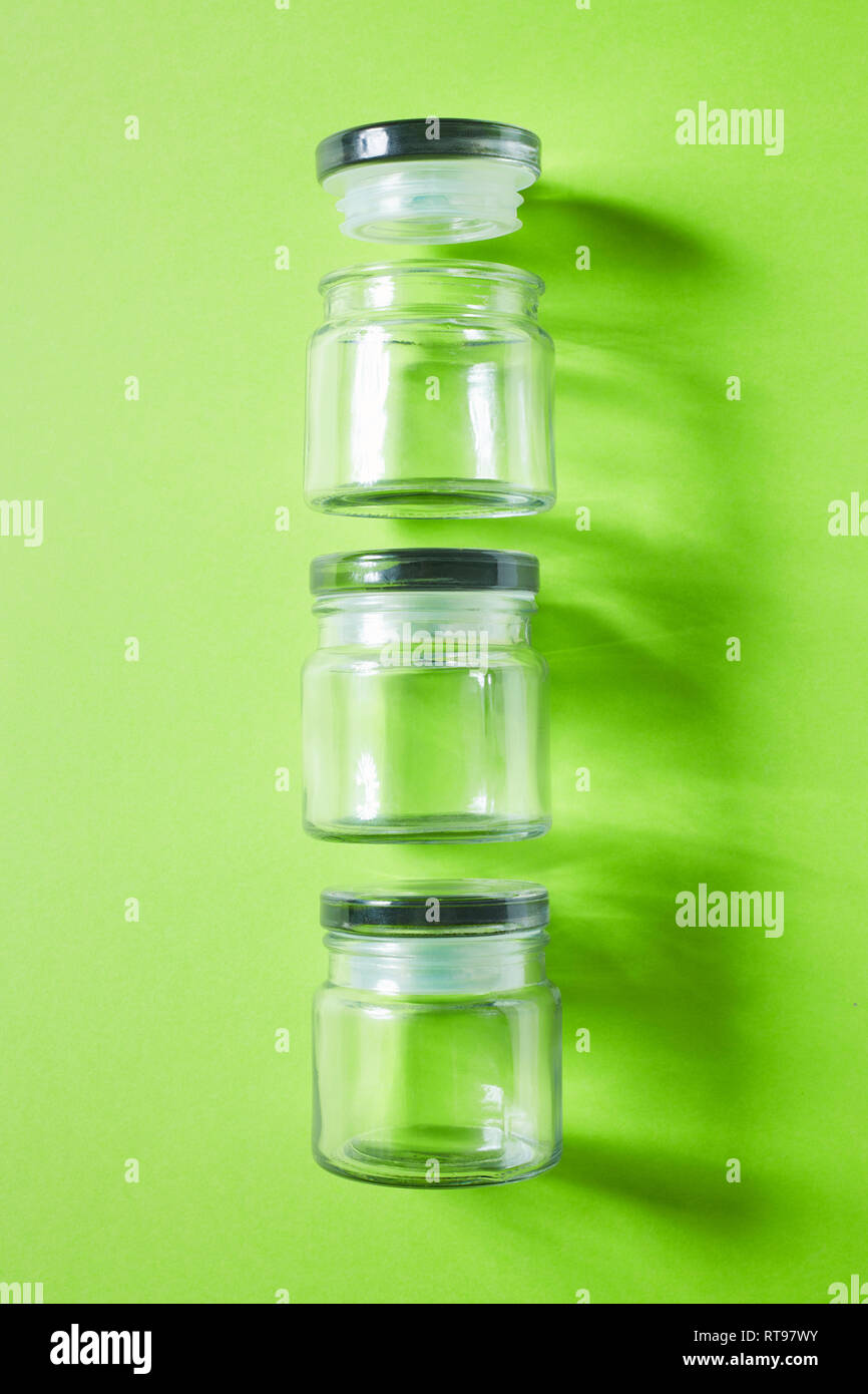 Leere Glas Food storage jars auf grünem Hintergrund, flach Stockfoto