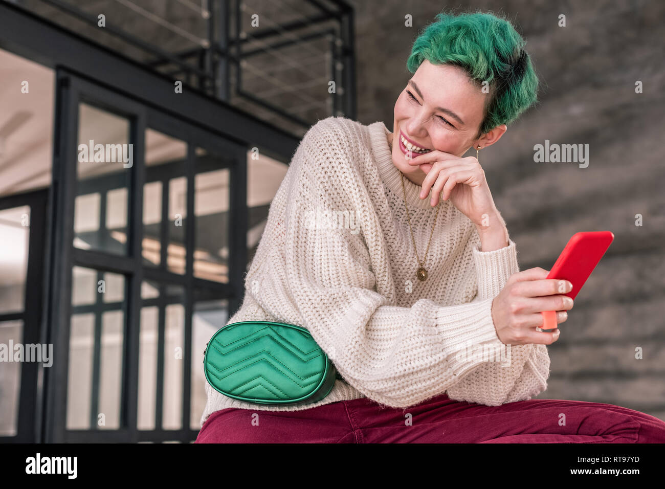 Schöne Designer tragen Zubehör lächelnd nach dem Lesen der Nachricht Stockfoto
