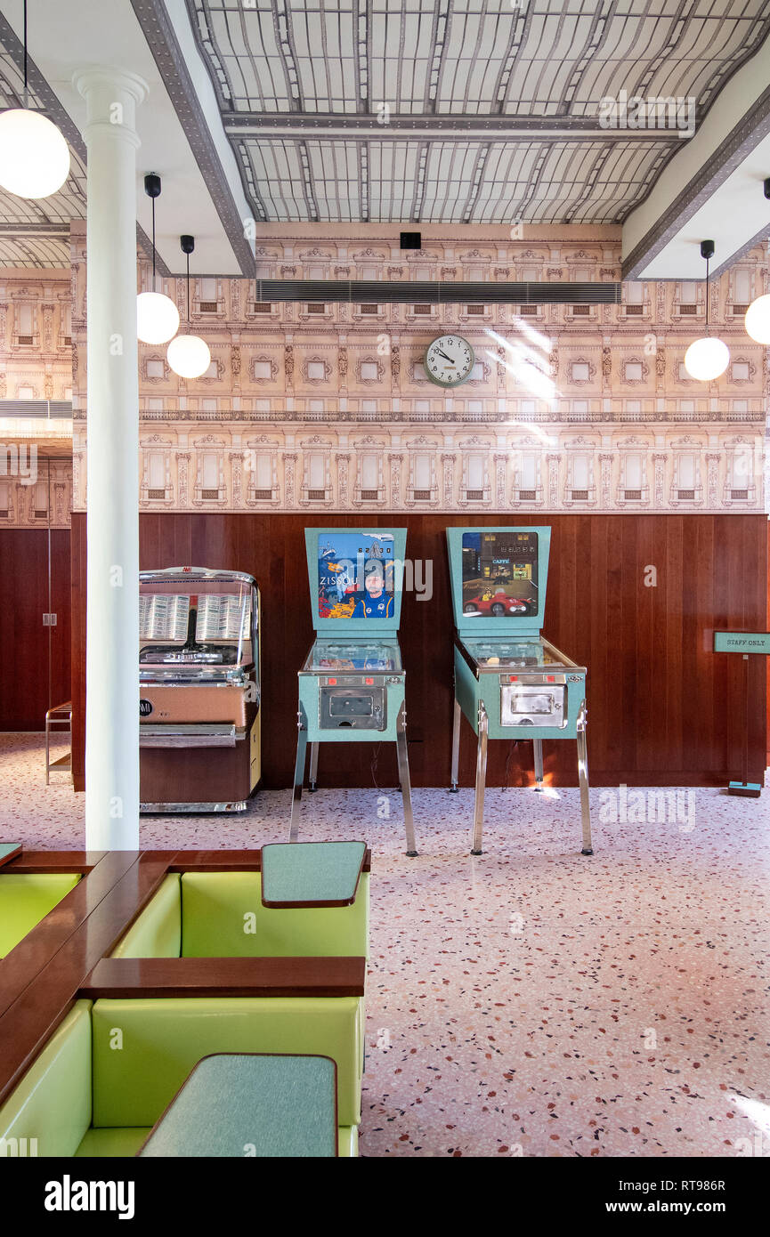 Flipperautomaten, Juke Box und pastellfarbenen Möbeln an der Bar Luce, Wes Anderson inspirierte Bar und Cafe in der Fondazione Prada in Mailand, Italien Stockfoto