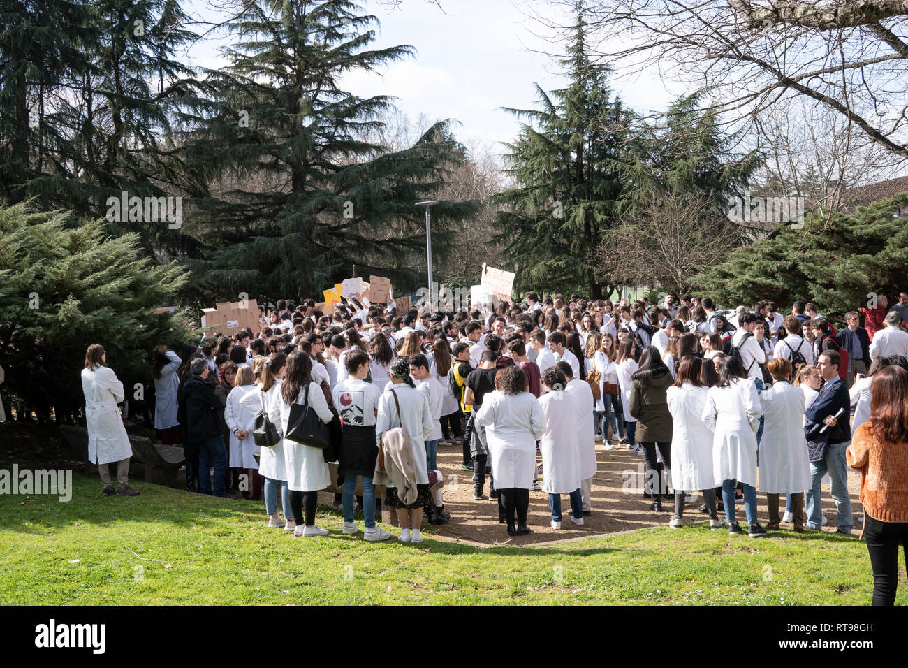 Santiago de Compostela, Spanien. 28. Februar 2019: Apotheke Studentendemonstration Stockfoto