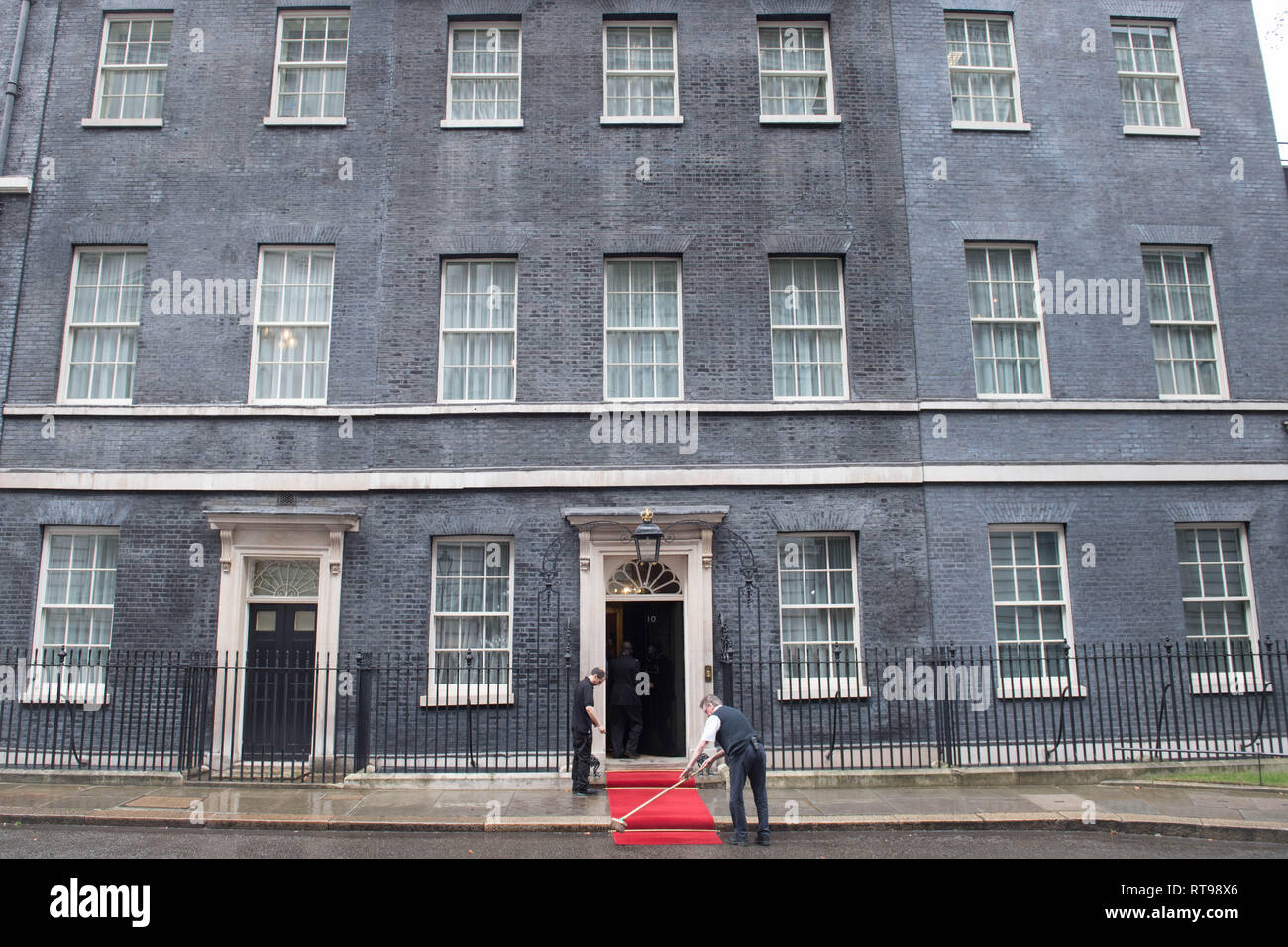 Ein Roter Teppich für die Ankunft von König Abdullah II. von Jordanien bis 10 Downing Street, London für Gespräche mit Premierminister Theresa kann festgelegt. Stockfoto