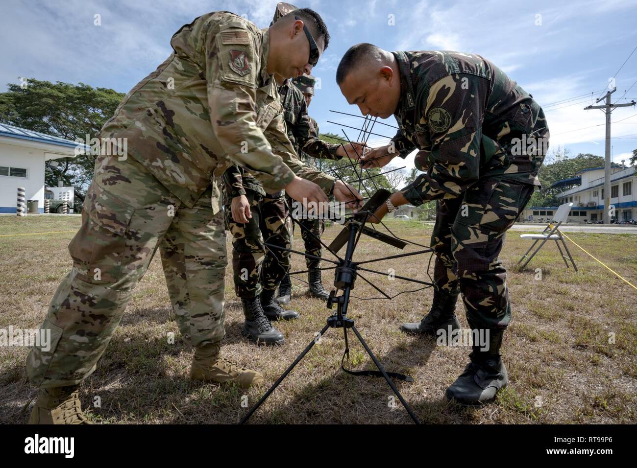 Us Air Force Master Sgt. Roger Ramos, eine Mitteilung Planer mit Pacific Air Forces (PACAF) Direktion von Luft und Cyberspace, arbeitet mit philippinischen Luftwaffe Kapitän Genimar Javier, Commander, 547Th Kommunikation elektronische Informationssysteme Squadron, bis eine taktische Sat-Antenne bei bilateralen Luft bedingten Exchange-Philippines (BACE-P) im Cesar Basa Air Base, Philippinen, 30. Januar 2019 festzulegen. Die Antenne wird verwendet, um die seiner 613 Air Operations Center am Joint Base Pearl Harbor-Hickam, Hawaii zu verbinden. Dies ist der siebte Iteration von BACE-P gegründet Stockfoto