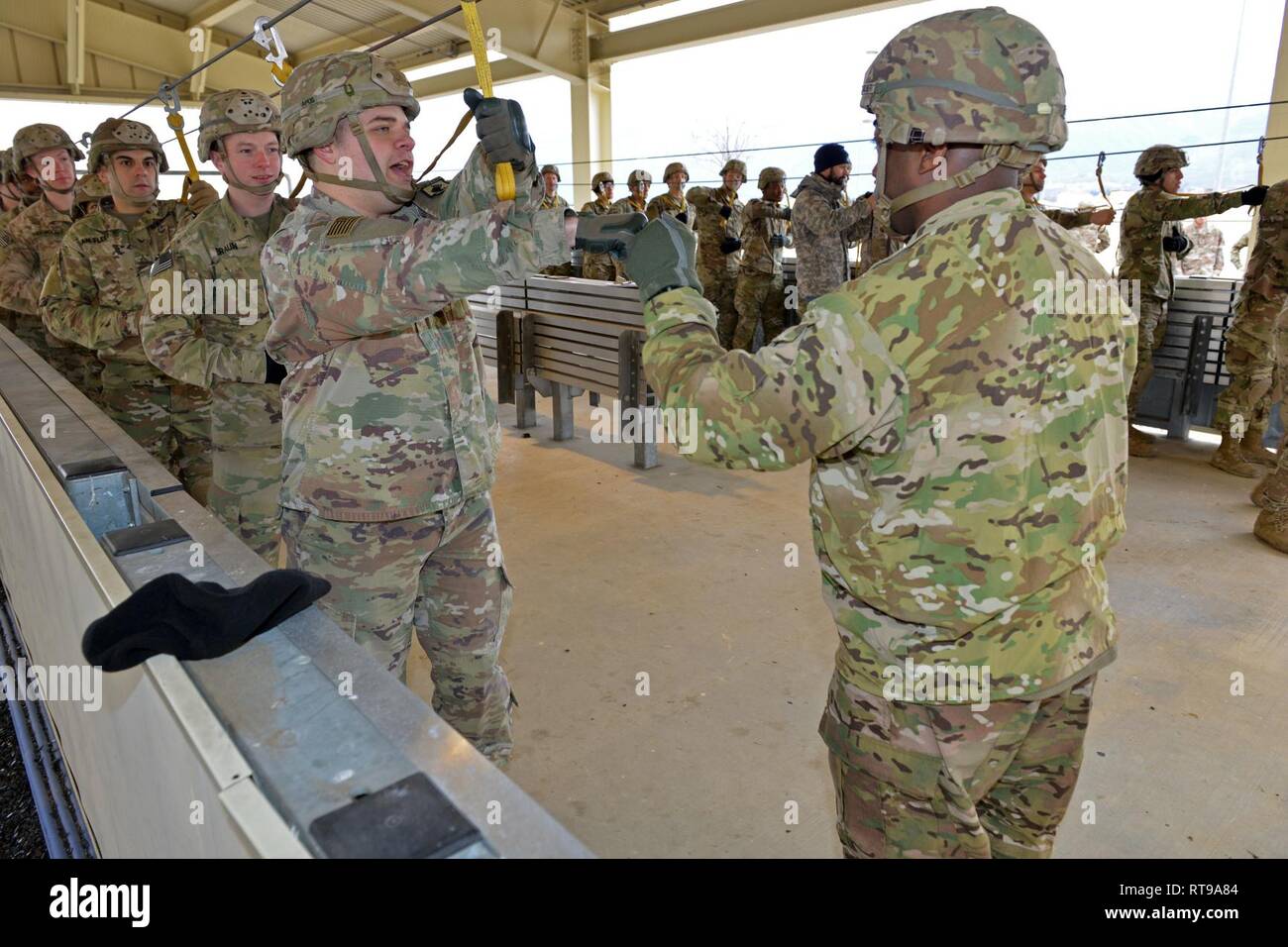 Us-Armee Fallschirmjäger auf die 173Rd Brigade Support Bataillon zugeordnet, 173Rd Airborne Brigade, Praxis Ausführung Tür Ausstiege auf das Mock Tür Trainer bei Aviano Air Base, Italien, in der Vorbereitung für Airborne Operations auf Julia Drop Zone in Pordenone, Italien, Jan. 30, 2019. Die 173Rd Airborne Brigade ist der US-Armee Contingency Response Force in Europa, die in der Projektion bereit Kräfte überall in den USA in Europa, Afrika oder Zentrale Befehle Verantwortungsbereiche innerhalb von 18 Stunden. Stockfoto