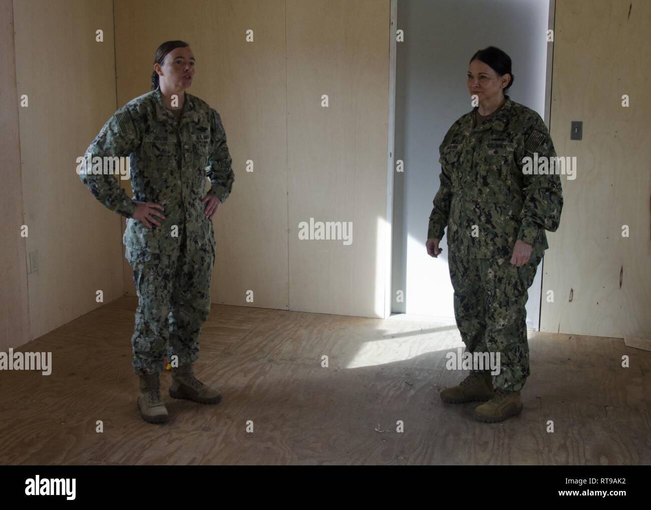 CAMP Pendleton, Calif (Jan. 30, 2019) - Kapitän Sharon House, Offizier in der Marine Expeditionary Medical Training Institute (NEMTI), zeigt der Adm. Tina Davidson, Marine Medizin Bildung, Ausbildung und Logistik (Befehl NMETLC) Commander und Navy Nurse Corps, der neue Direktor der Wohnraum für Studierende Damage Control Operation Team Rolle II Light Manöver Kurs (R2-LM) an der Marine Expeditionary Medical Training Institute (NEMTI) vor der Durchführung einer Besichtigung der Anlage. Davidson und Putnam tourte Marine Trauma Training Center (NTTC), NEMTI, Luftfahrt Survival Training Center (ASTC) Miramar, Stockfoto