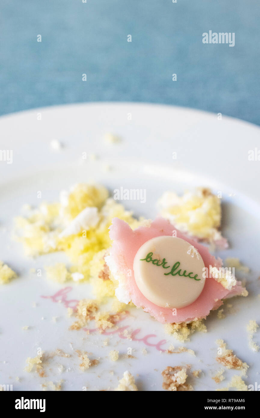 Letfovers der Torta Rosa (rosa Kuchen) in der Bar Luce, Wes Anderson inspirierte Bar und Cafe in der Fondazione Prada in Mailand, Italien Stockfoto