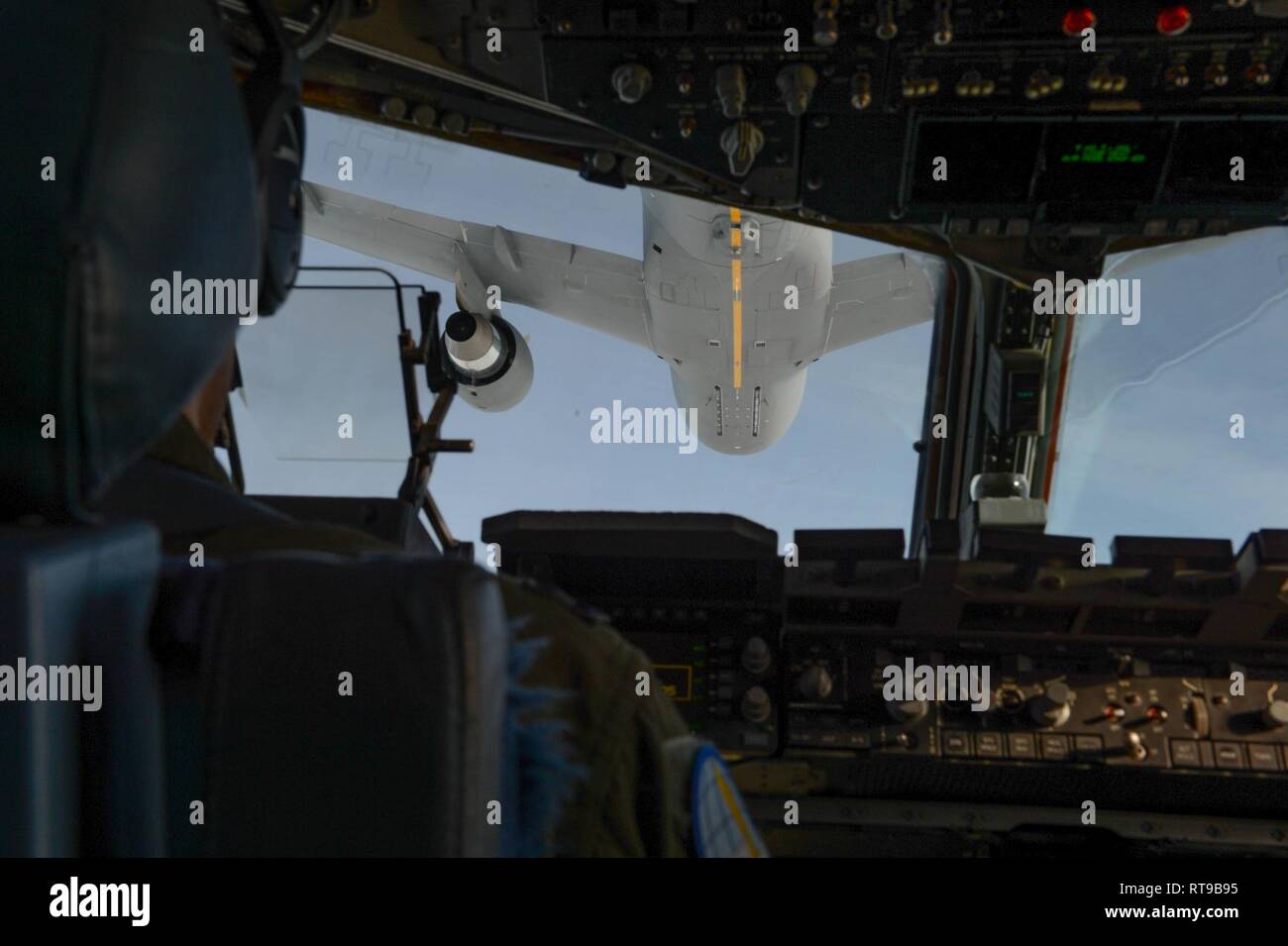 Kapitän Ryan Arsenault, 7th Airlift Squadron Pilot, Manöver eine C-17 Globemaster III von einer KC-46 Pegasus über zentrale Washington, Jan. 30, 2019 zu tanken. Alle drei Fliegerstaffeln aus der 62 Airlift Wing und Staffeln von der 446th Airlift Wing, ein Mieter gerät, werden die Möglichkeit haben, mit KC-46 s zu trainieren. Stockfoto