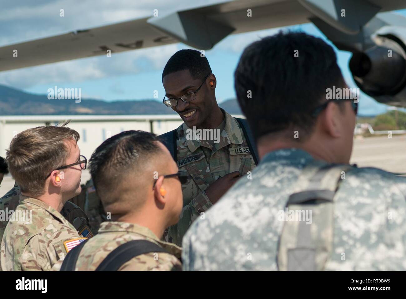 Soldaten der 314. Der militärische Geheimdienst Bereitschaft Befehl zugeordnet bereiten Sie eine C-17 Globemaster III Kalaeloa Airport, HI, Januar 25, 2019, während der Übung Patriot Palm an. Übung Patriot Palm ist eine gemeinsame-Übung von der Air Force Reserve, die Ersthelfer des Bundes, der Länder, der zu integrieren koordiniert, und die lokalen Agenturen und das Militär durch die Bereitstellung eines schnellen Antwort Ausbildung im Falle eines regionalen Not- oder Naturkatastrophen. Stockfoto