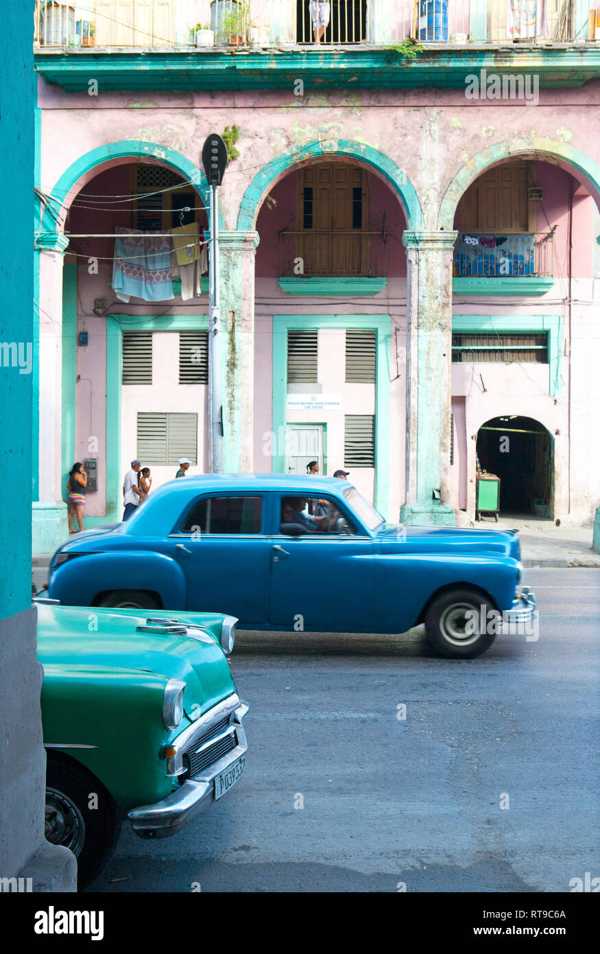 Straße in Havanna, Kuba klassische amerikanische Autos und Gebäude Stockfoto