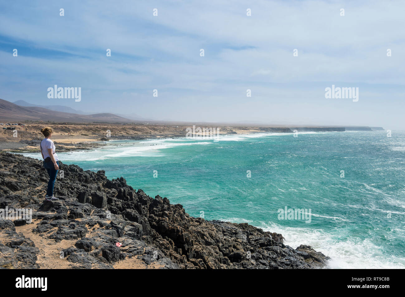 Spanien, Kanarische Inseln, Fuerteventura, Frau bei El Cotillo Strand suchen Stockfoto