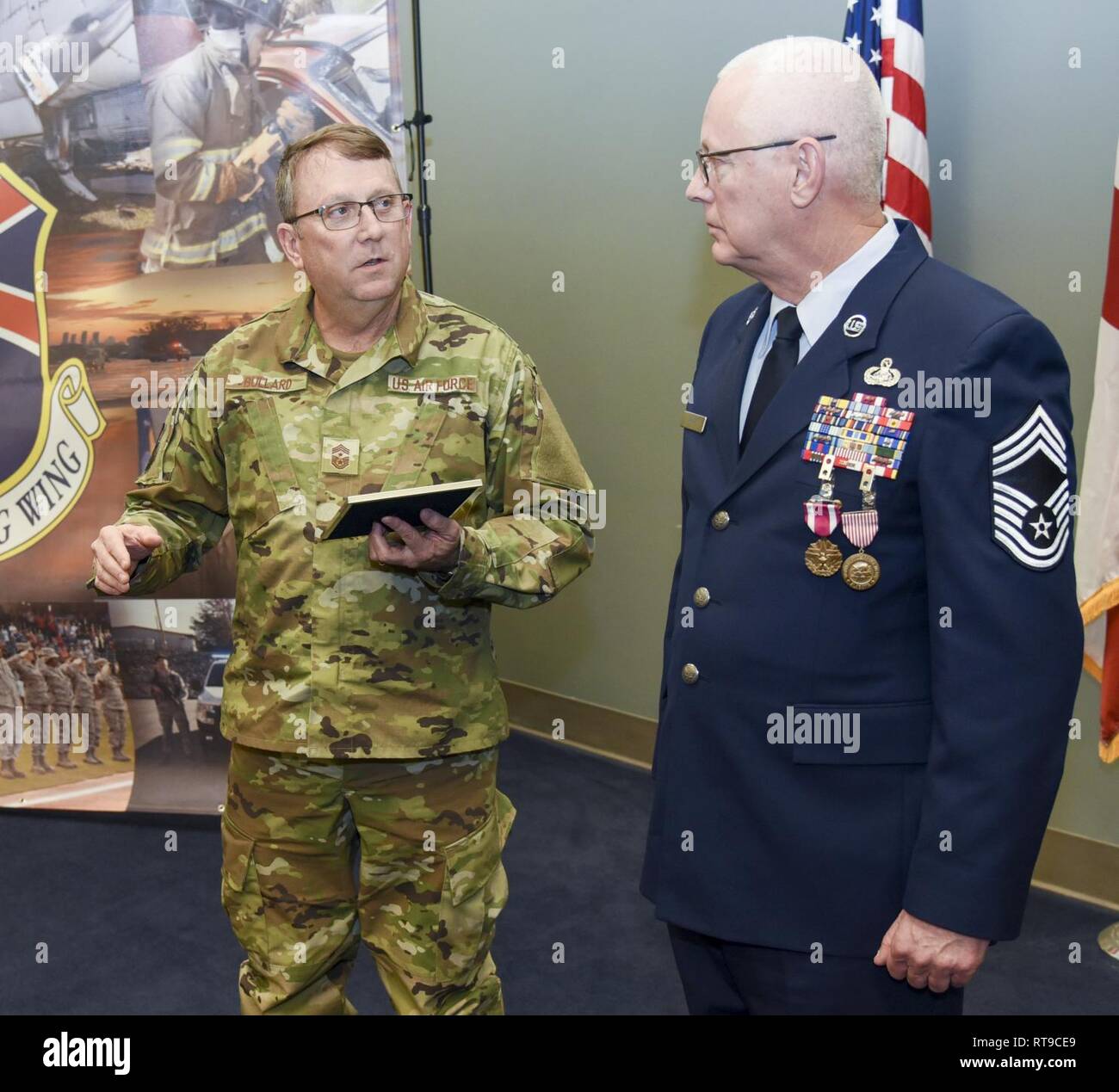 Chief Master Sgt. David Wright scheidet aus Die 117 Luftbetankung Wing an Sumpter Smith Air National Guard Base, Birmingham, Ala., Jan. 26, 2019. Wright erste trug in den Jahren 1976 und verbrachte den größten Teil seiner Karriere in 117 ARW Kommunikation Flug. Er zuletzt als Chief von 117 ARW Mission Support Squadron für etwa fünf Jahre. Stockfoto