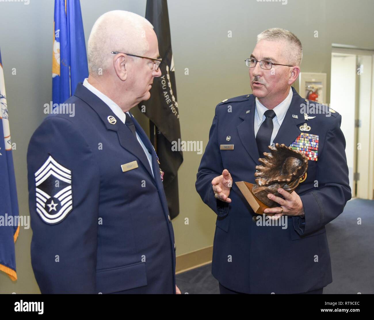 Chief Master Sgt. David Wright scheidet aus Die 117 Luftbetankung Wing an Sumpter Smith Air National Guard Base, Birmingham, Ala., Jan. 26, 2019. Wright erste trug in den Jahren 1976 und verbrachte den größten Teil seiner Karriere in 117 ARW Kommunikation Flug. Er zuletzt als Chief von 117 ARW Mission Support Squadron für etwa fünf Jahre. Stockfoto