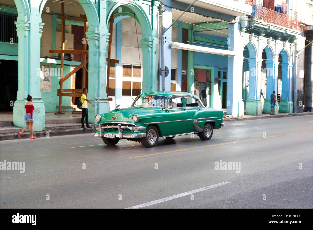 Straße in Havanna, Kuba klassische amerikanische Autos und Gebäude Stockfoto