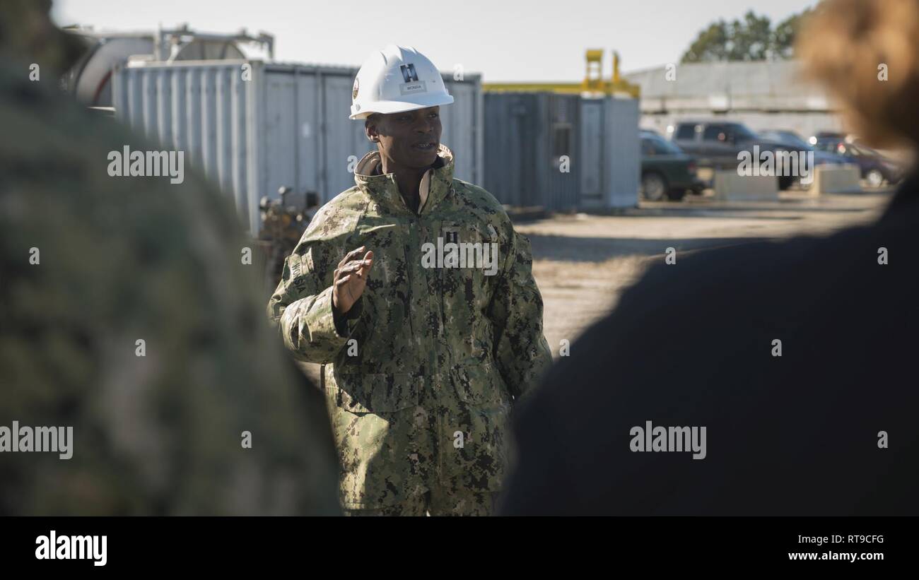 Lt. Marvin J. Wonsia, eine Firma, die Commander für amphibische Bau Bataillon ZWEI (ACB2) führt, Naval Reserve Offiziere und finden Senior berechtigtem Personal während eines exemplarischen Vorgehensweise der Stapel Hammer Trainings in gemeinsamen Expeditionary Base Little Creek - Fort Story (JEBLCFS) am Jan. 26, 2019. Die Ausbildung ist während finden Mission Training (RMT) gehalten an JEBLCFS durchgeführt. Stockfoto